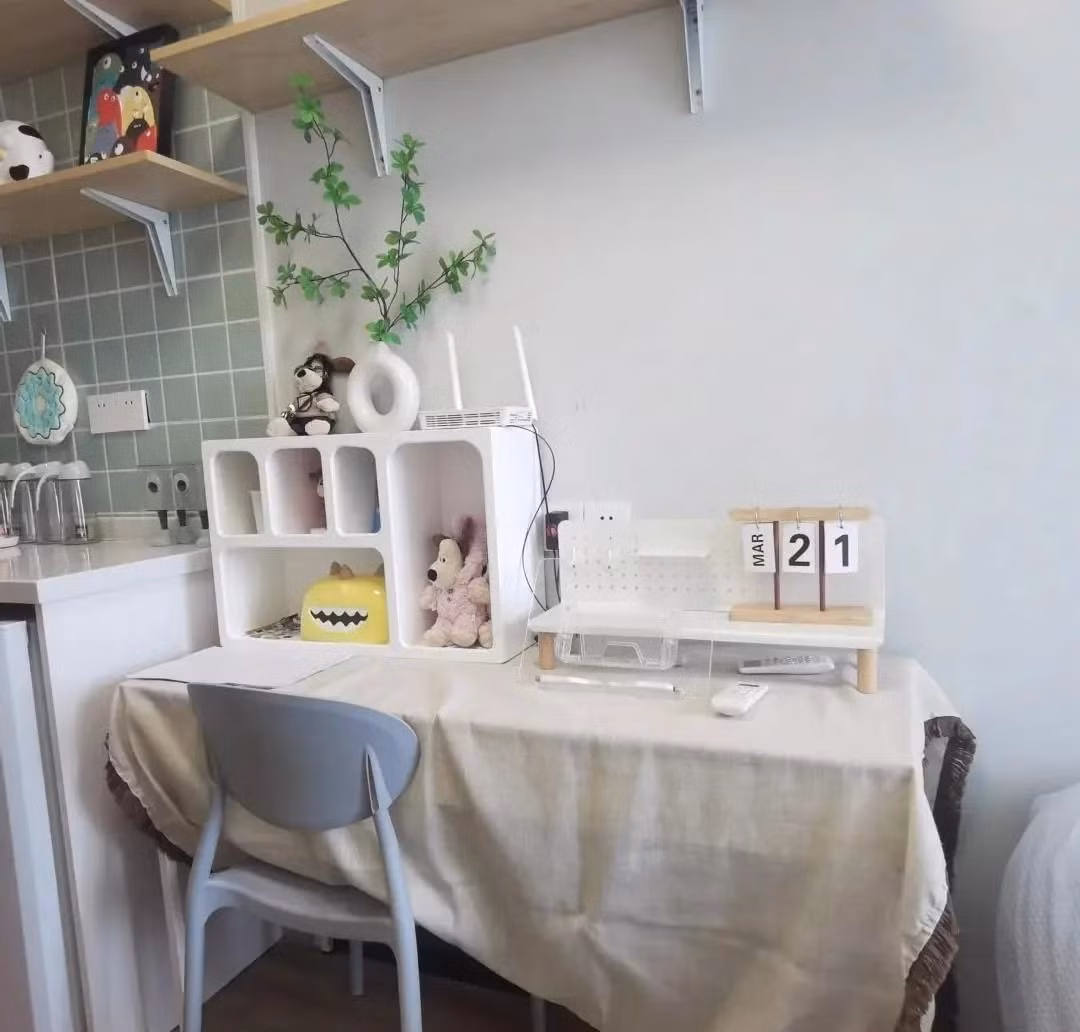 Liền kề bếp là chiếc bàn chữ nhật nhỏ, vừa là bàn làm việc, vừa là bàn ăn. Ảnh: post.smzdm