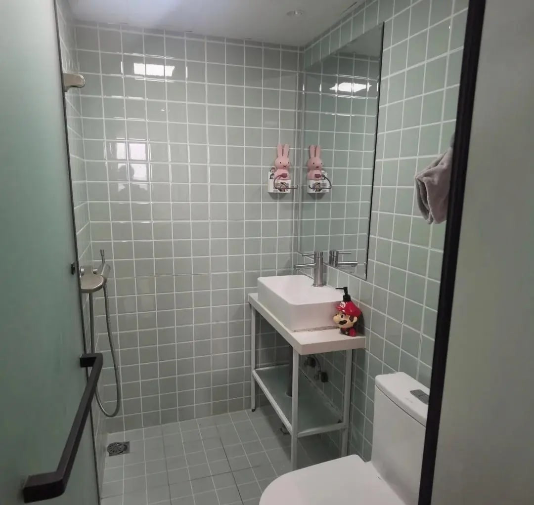 Diện tích nhỏ nhưng căn hộ vẫn có phòng tắm riêng sáng sủa, gọn gàng và sạch sẽ. Ảnh: post.smzdm