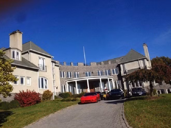 Một dinh thự của vợ chồng Hà Phương nhìn từ bên ngoài. Ảnh: FBNV