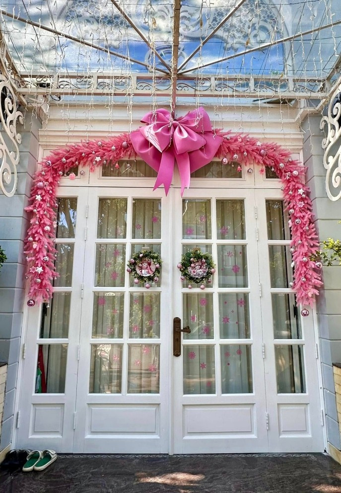 Ngôi nhà thiết kế theo phong cách cổ điển với gam màu trắng chủ đạo, tạo cảm giác sang trọng. Ảnh: FBNV