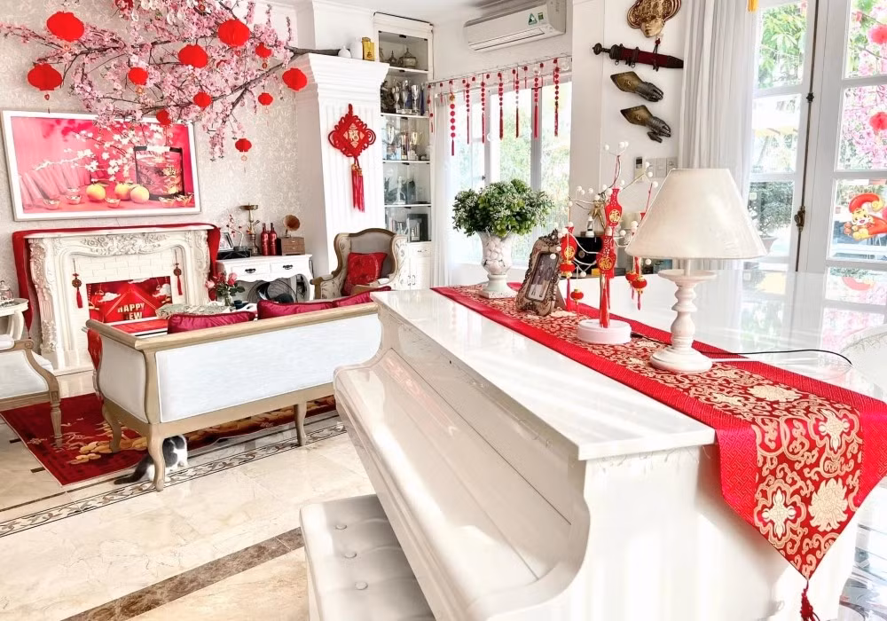 Ngoài bộ sofa cỡ lớn, Minh Khang - Thúy Hạnh còn đặt một chiếc đàn ngay lối vào để Minh Khang và các con gái chơi nhạc mỗi khi rảnh rỗi. Ảnh: FBNV