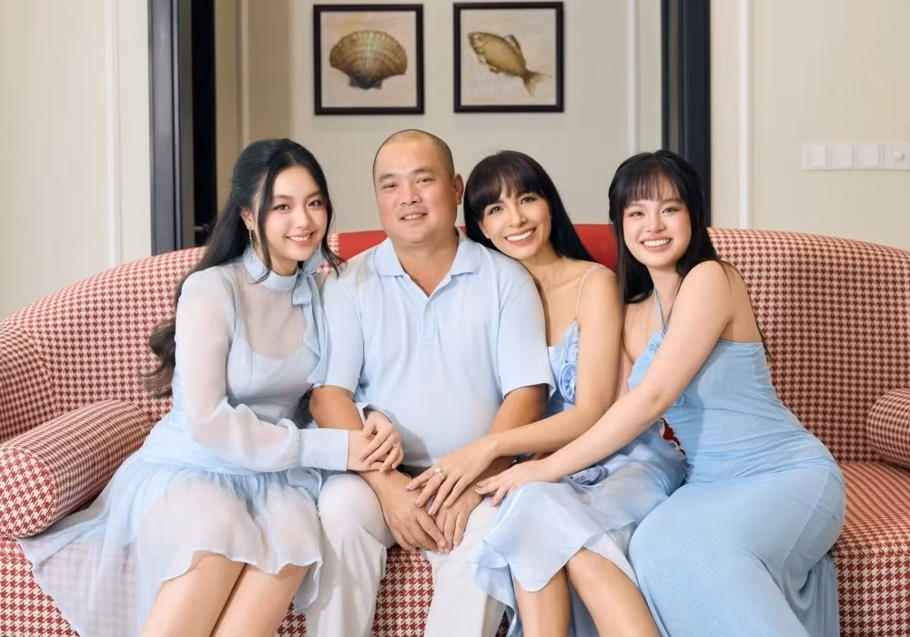 Sau 20 năm gắn bó, vợ chồng nhạc sĩ Minh Khang - MC, cựu người mẫu Thúy Hạnh có cuộc sống hạnh phúc trong căn biệt thự 200m2 cùng 2 con gái. Ảnh: FBNV