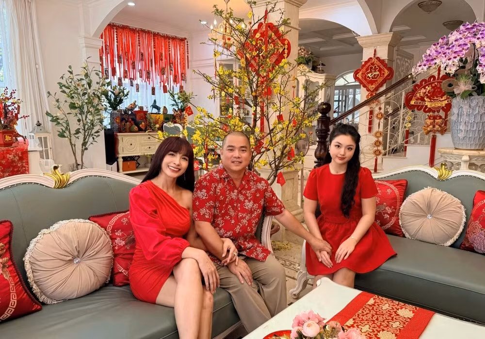 Dịp Tết, phòng khách ngập tràn sắc hoa rực rỡ. Ảnh: FBNV