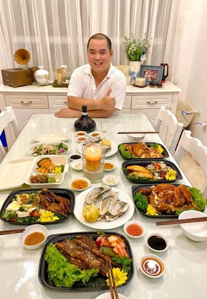 Khu bếp thiết kế liền với phòng khách, bàn ăn cũng đặt trong cùng không gian này. Ảnh: FBNV