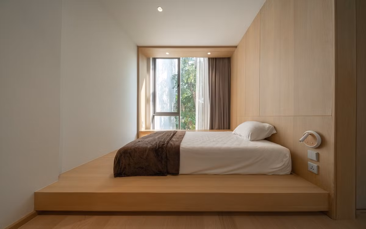 Phòng ngủ thiết kế tối giản, ngập ánh sáng. Ảnh: DOF Sky/Ground