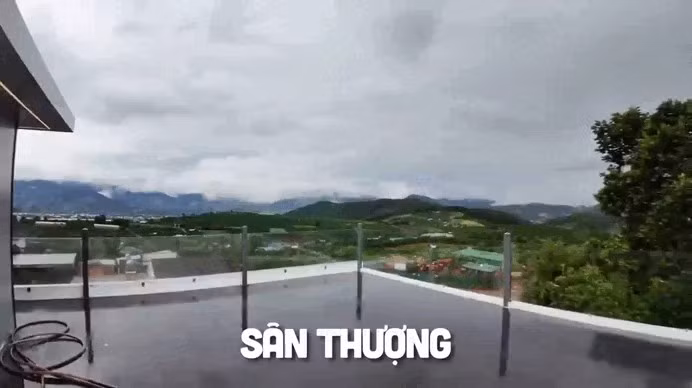 Khu vực sân thượng rộng rãi, lý tưởng để ngồi thư giãn hay tổ chức tiệc cùng bạn bè. Ảnh chụp màn hình