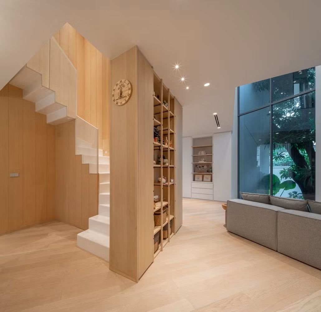 Cầu thang thiết kế ẩn phía sau kệ trưng bày. Ảnh: DOF Sky/Ground