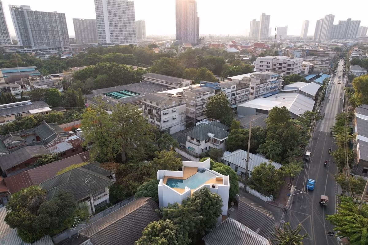 M House là ngôi nhà 3 tầng được xây dựng mới, nằm ở khu vườn phía trước nhà cũ tại Bangkok (Thái Lan). Ảnh: DOF Sky/Ground