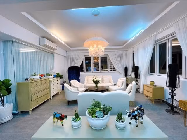 Bên trong đầy đủ tiện nghi, có cả phòng giải trí, khu quay phim và không gian rộng tới mức có thể chứa cả trăm người. Ảnh: FBNV