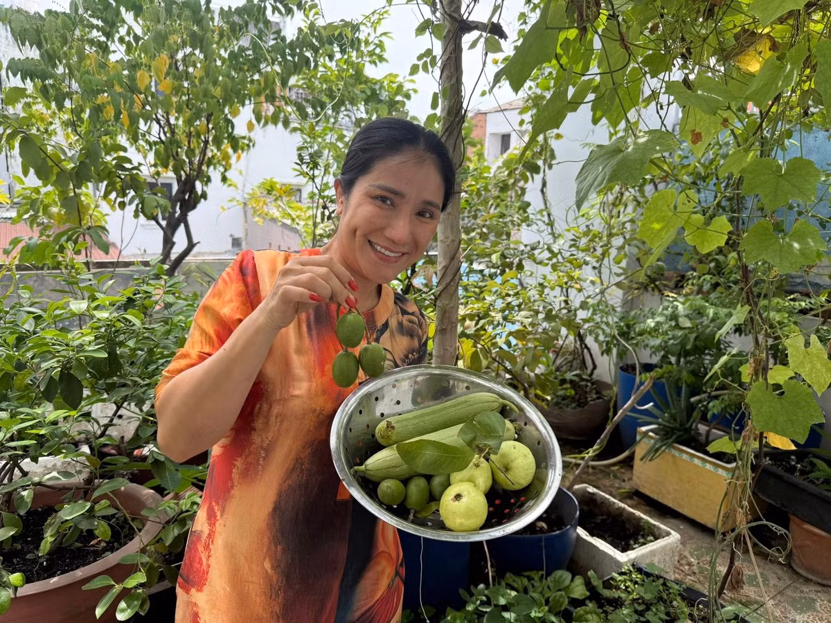 Nữ MC tiếc nuối khi phải rời ngôi nhà có khu vườn sân thượng giản dị. Ảnh: FBNV