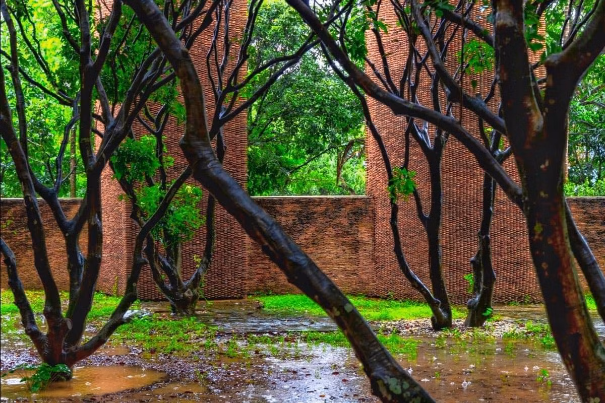 Bảo tàng đạo Mẫu của Xuân Hinh nằm giữa vườn cây ăn quả 50 năm tuổi, khiến cho tổng thể ngôi nhà rất gần gũi với thiên nhiên. Ảnh: FBNV