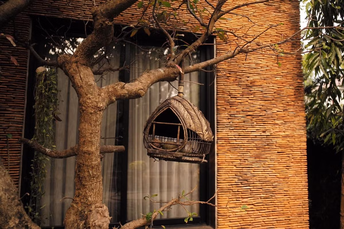 Ngoài ra, nghệ sĩ cũng xây thêm khu nhà ở, phòng bếp, phục vụ nhu cầu riêng của gia đình. Ảnh: FBNV