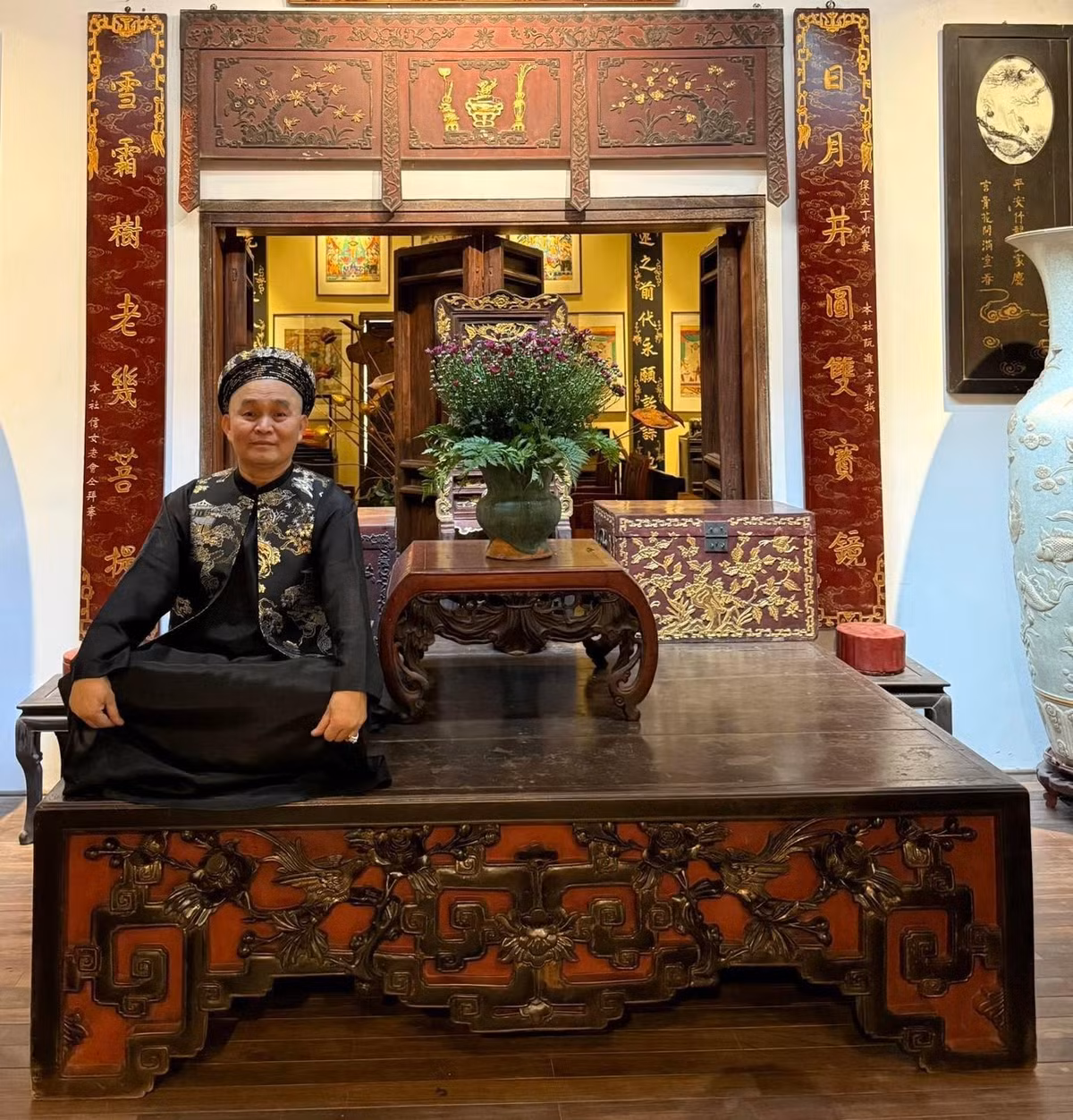 Phòng trưng bày có nhiều bức tranh liên quan đạo Mẫu, hoành phi câu đối, khăn áo, chiếu nằm thời xưa. Ảnh: FBNV