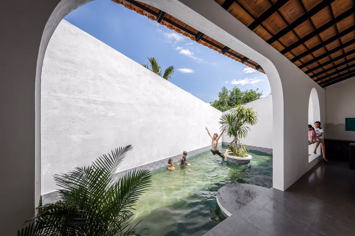 Kiến trúc sư còn thiết kế một hồ bơi cỡ nhỏ để gia đình có thể bơi lội, vui chơi. Ảnh: Minq Bui