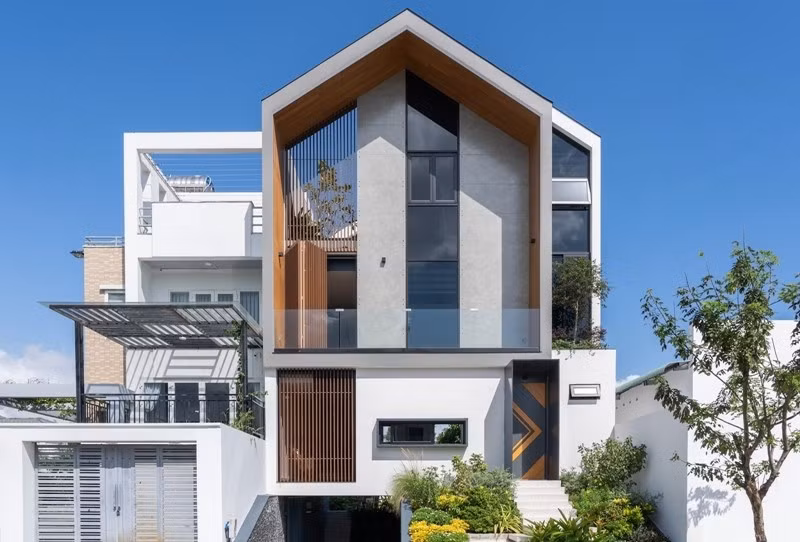 Tọa lạc tại Đà Nẵng, Milo’s House là dự án thiết kế cho gia đình trẻ 3 thành viên. Họ mong muốn một ngôi nhà có ba phòng ngủ với nhiều diện tích sân vườn và cảnh quan. Ảnh: Tô Hữu Dũng