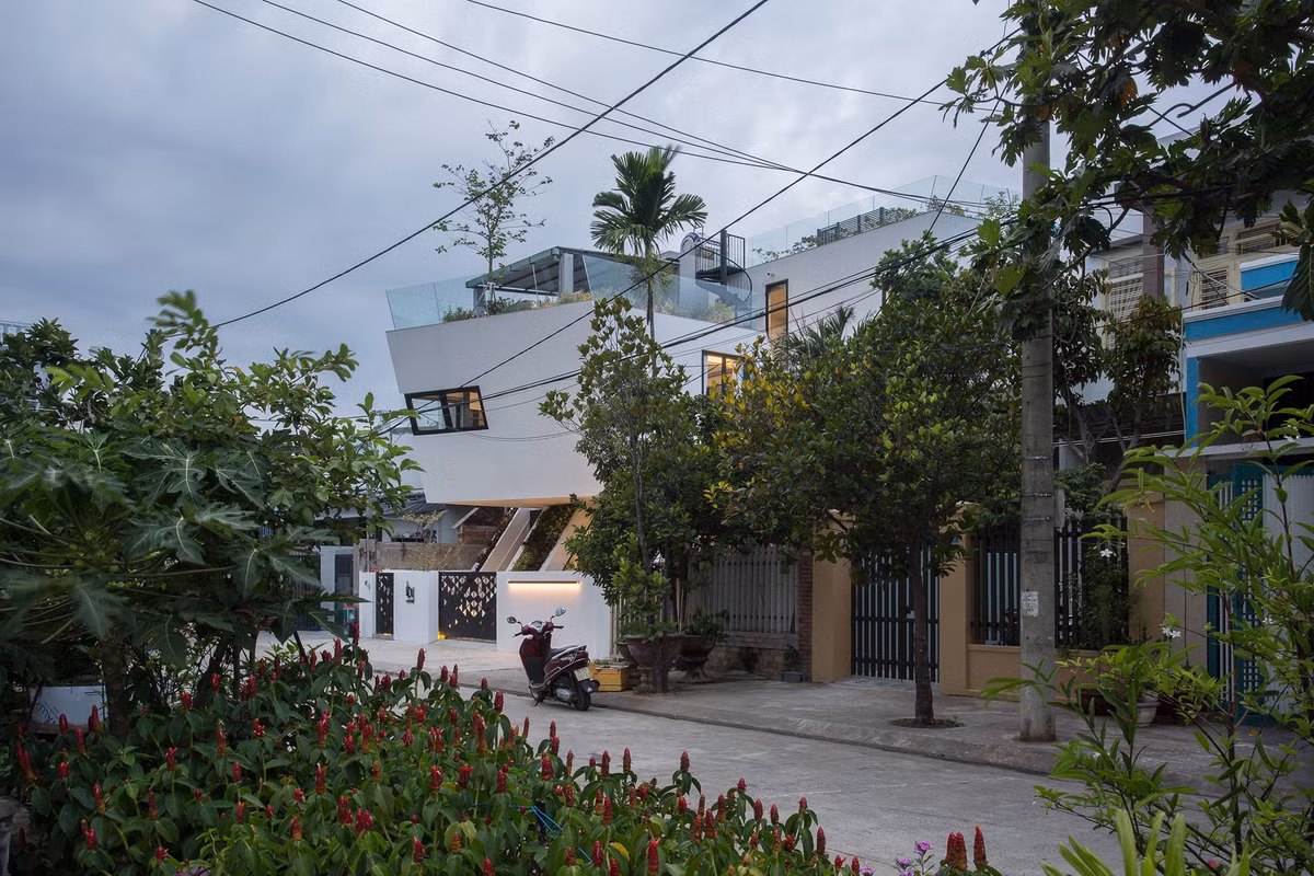Tọa lạc tại miền Trung Việt Nam, ngôi nhà có mặt tiền hướng Tây, phải chịu ánh nắng gay gắt vào buổi chiều. Gia chủ là đôi vợ chồng trẻ và 2 con nhỏ. Ảnh: Arch. Tô Hữu Dũng
