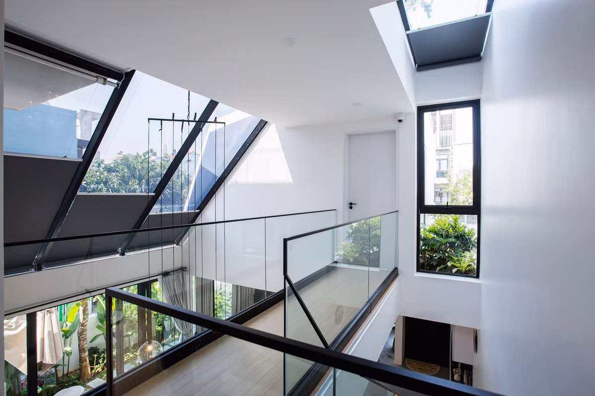 Phía trước là khoảng sân vườn để trồng cây xanh và cũng là nơi để gia đình có thể tụ tập ăn uống. Ảnh: Arch. Tô Hữu Dũng