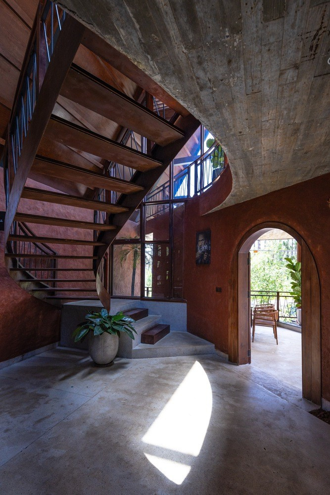 Trong khi đó, trần bê tông vẫn giữ được dấu ấn của ván khuôn gỗ thông. Ảnh: Trieu Chien