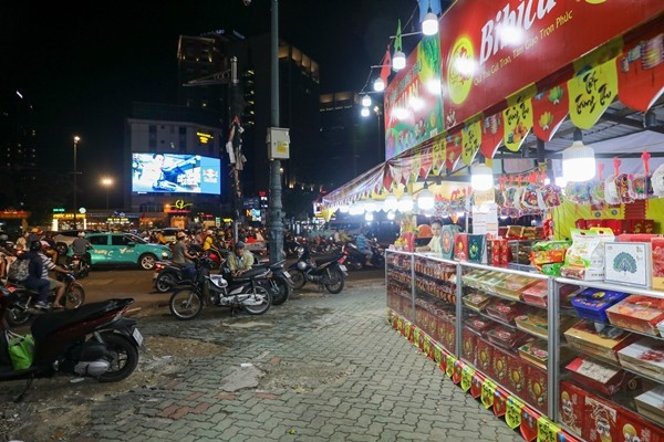 Nhiều tuyến đường ở TP HCM được tiểu thương treo bảng khuyến mãi giảm nửa giá, giảm giá sốc... nhằm thu hút khách. Ảnh: Tiền phong