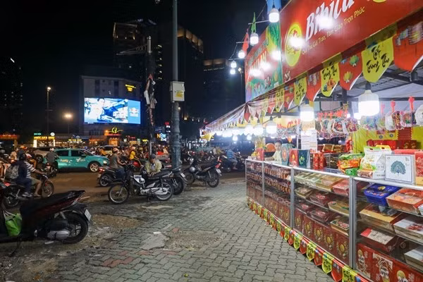 Nhiều tuyến đường ở TP HCM được tiểu thương treo bảng khuyến mãi giảm nửa giá, giảm giá sốc... nhằm thu hút khách. Ảnh: Tiền phong