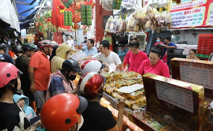 Trái với cảnh chờ khách mỏi mắt ở nhiều nơi, một số cơ sở sản xuất bánh trung thu gia truyền tại TP HCM luôn trong tình trạng tấp nập. Ảnh: Tiền phong