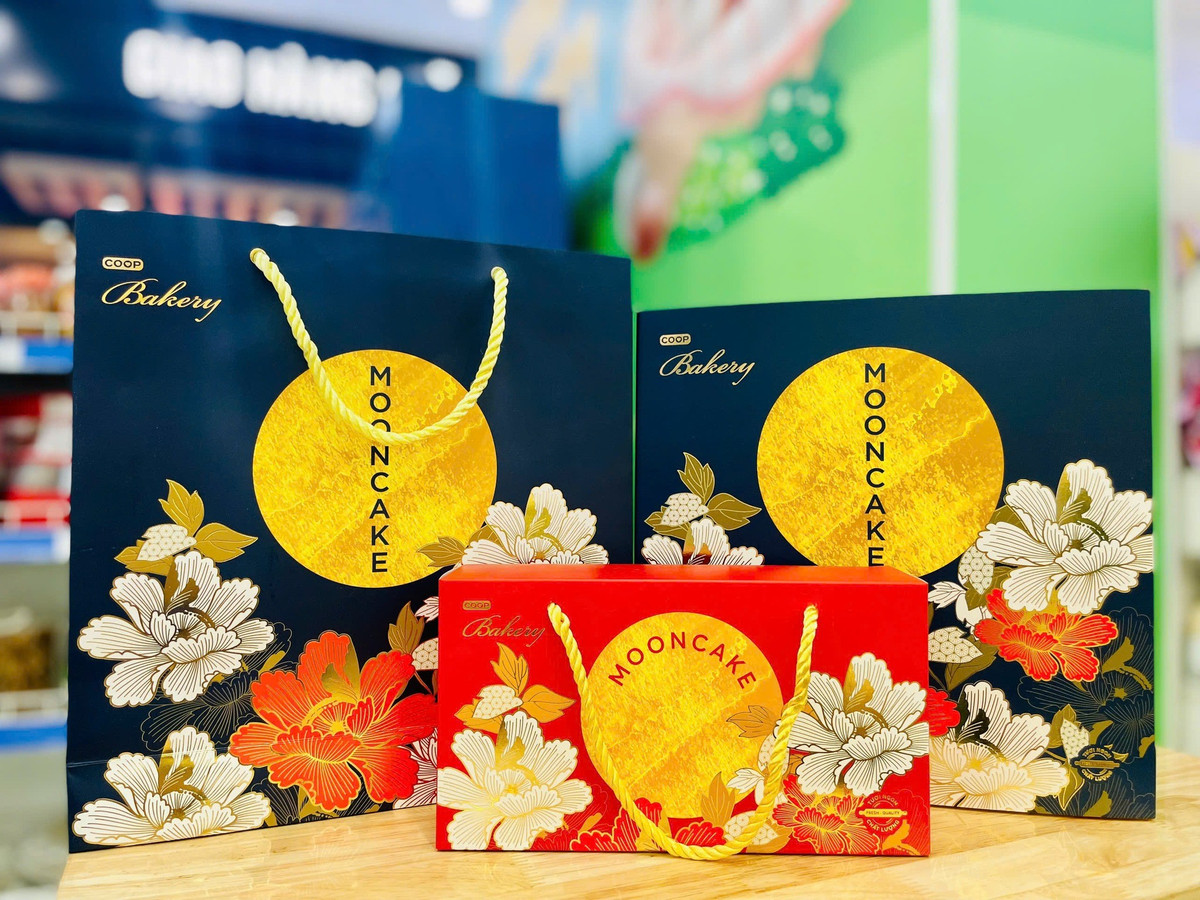 Một số siêu thị cũng tung nhiều khuyến mãi hấp dẫn. Tại Co.op Mart, khách hàng có thể mua bánh trung thu với mức chiết khấu lên tới 16% cho cả dòng bánh truyền thống, cao cấp và hộp quà sang trọng. Ảnh: Facebook