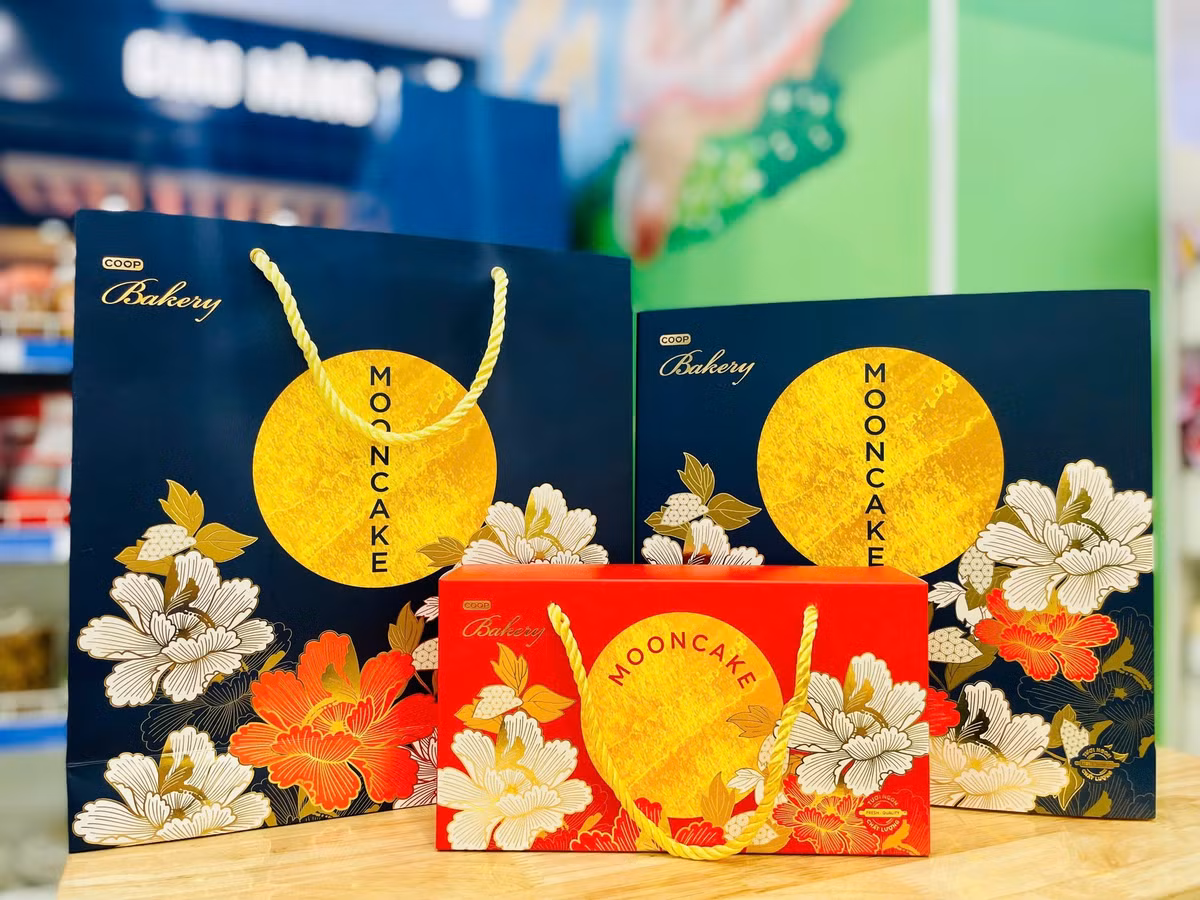 Một số siêu thị cũng tung nhiều khuyến mãi hấp dẫn. Tại Co.op Mart, khách hàng có thể mua bánh trung thu với mức chiết khấu lên tới 16% cho cả dòng bánh truyền thống, cao cấp và hộp quà sang trọng. Ảnh: Facebook