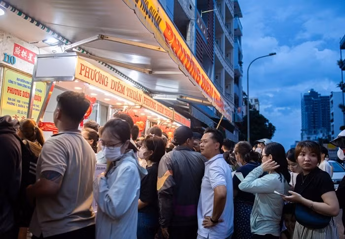 Một tiệm bánh trung thu trên đường Phạm Phú Thứ, phường Bình Tiên (TP HCM), khách xếp hàng dài mua bánh ngày đầu tháng 8 âm lịch. Ảnh: Vietnamnet