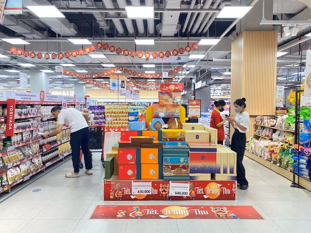 Lotte Mart tổ chức chương trình “Tết đoàn viên” với ưu đãi lên tới 6% cho bánh Trung thu thương hiệu riêng và 15% cho bánh Trung thu thương hiệu khác khi mua từ 14 hộp trở lên. Ảnh: Bnews