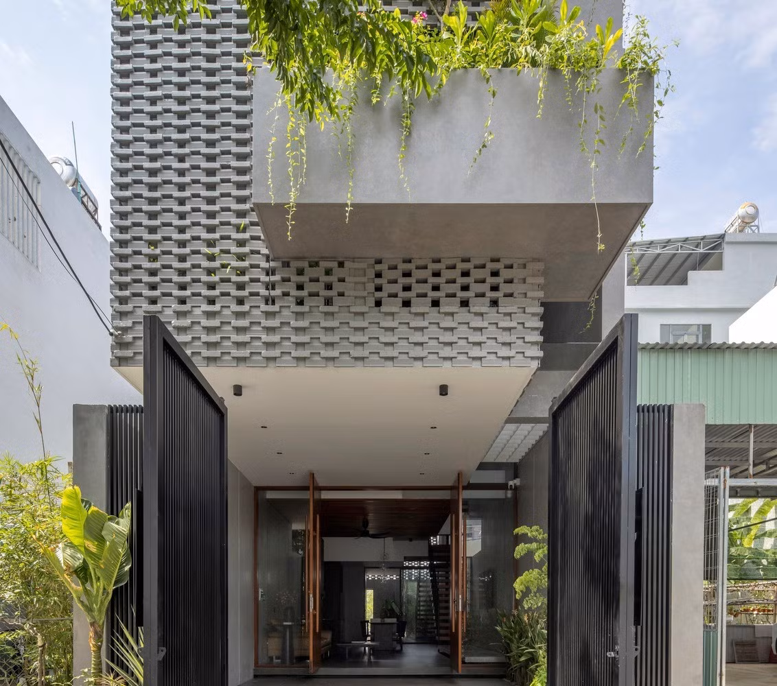 HY House nằm trên khu đất khá khiêm tốn, giữa một khu đô thị đông đúc tại Hưng Yên. Ảnh: Hoàng Lê