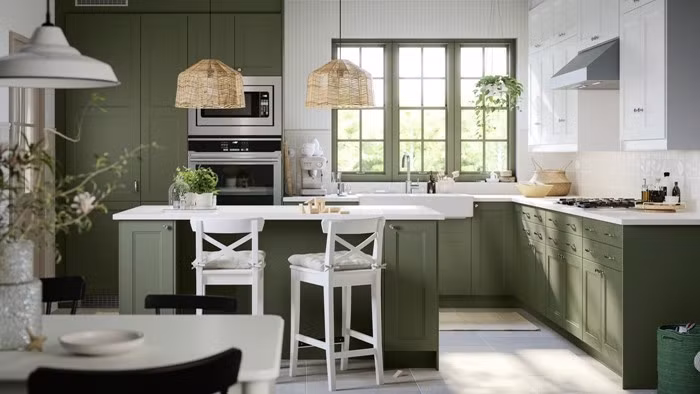 Kết quả là bếp thiếu chỗ cất nồi niêu, gia vị, đồ điện nhỏ. Khi sử dụng lâu dài, đồ đạc buộc phải để trên mặt bếp, phá vỡ sự ngăn nắp và khiến không gian trở nên chật chội. Ảnh: IKEA