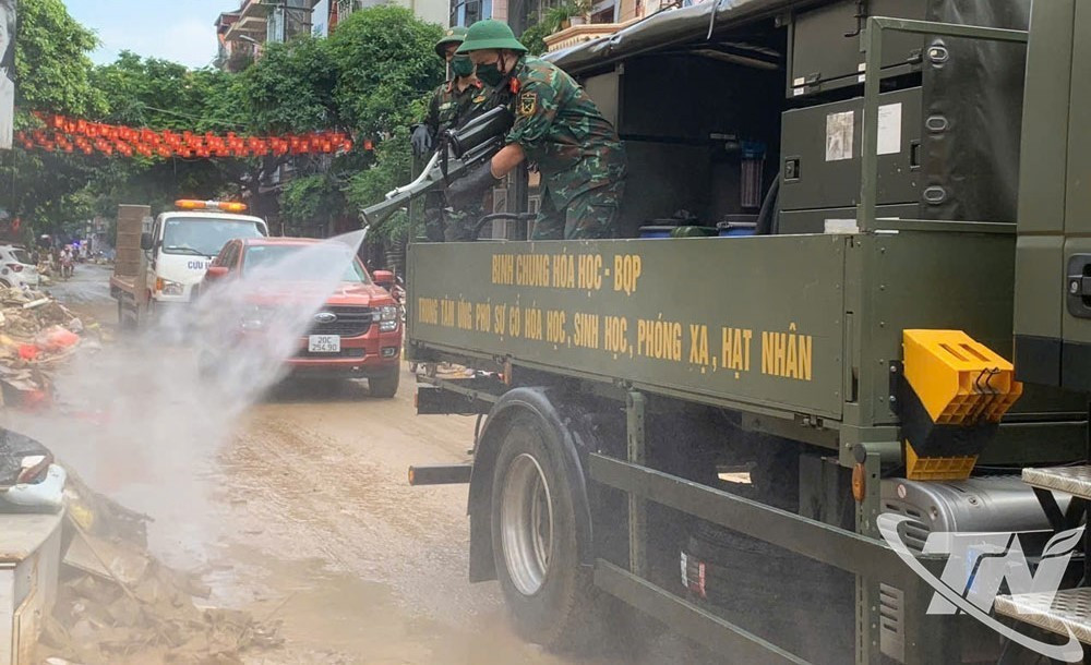 Lữ đoàn 86 (Binh chủng Hóa học) phun hóa chất khử khuẩn. Ảnh: TN