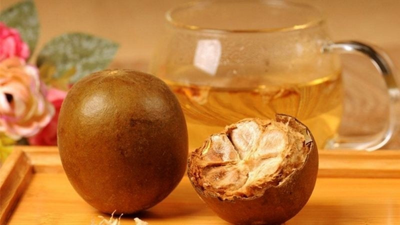 La hán thường được sử dụng ở dạng quả khô, phổ biến nhất là đập dập quả, hãm với nước nóng như uống trà, giúp thanh nhiệt. Ảnh: Internet
