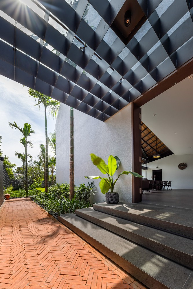 Ánh sáng trong ngôi nhà không đến một cách ồ ạt, mà len lỏi qua những khe mái, soi rọi từng mảng tường, mặt sàn. Ảnh: Hiroyuki Oki