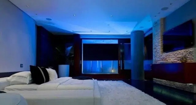 Phòng ngủ chính mang đến sự thoải mái sang trọng. Ảnh: Famous Entertainment trên YouTube