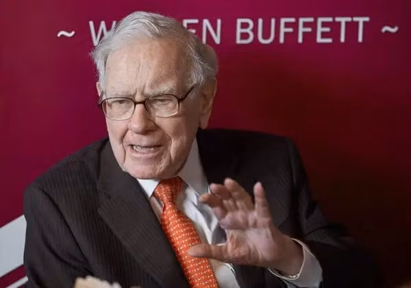 Trong suốt 60 năm, Warren Buffett đã lãnh đạo Berkshire và biến công ty thành liên doanh có cổ phần gói gọn nền kinh tế Mỹ. Ảnh: The New York Times