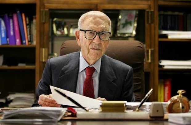 Tỷ phú người Mỹ là nhà sáng lập và chủ tịch của Mercury General Corporation, một tập đoàn bảo hiểm tổng hợp ở Los Angeles. Ảnh: Getty