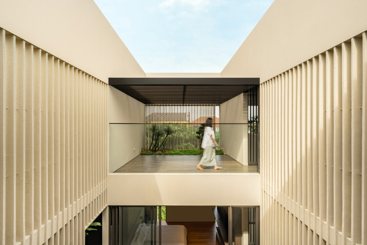 Khung mái che trải dài khắp tầng bốn, thống nhất về mặt thị giác hai khối nhà và tạo ra một nhịp điệu nhất quán dọc theo mặt tiền. Ảnh: Arte Haus