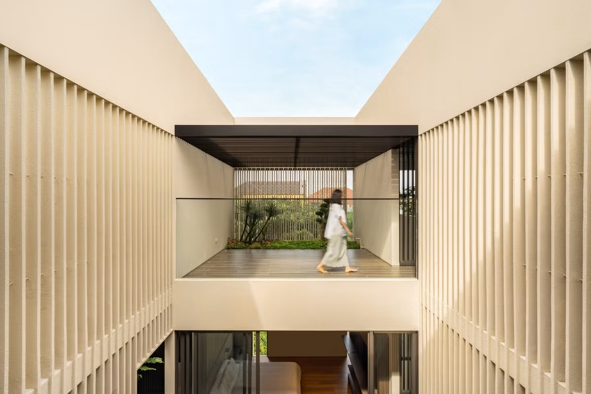 Khung mái che trải dài khắp tầng bốn, thống nhất về mặt thị giác hai khối nhà và tạo ra một nhịp điệu nhất quán dọc theo mặt tiền. Ảnh: Arte Haus