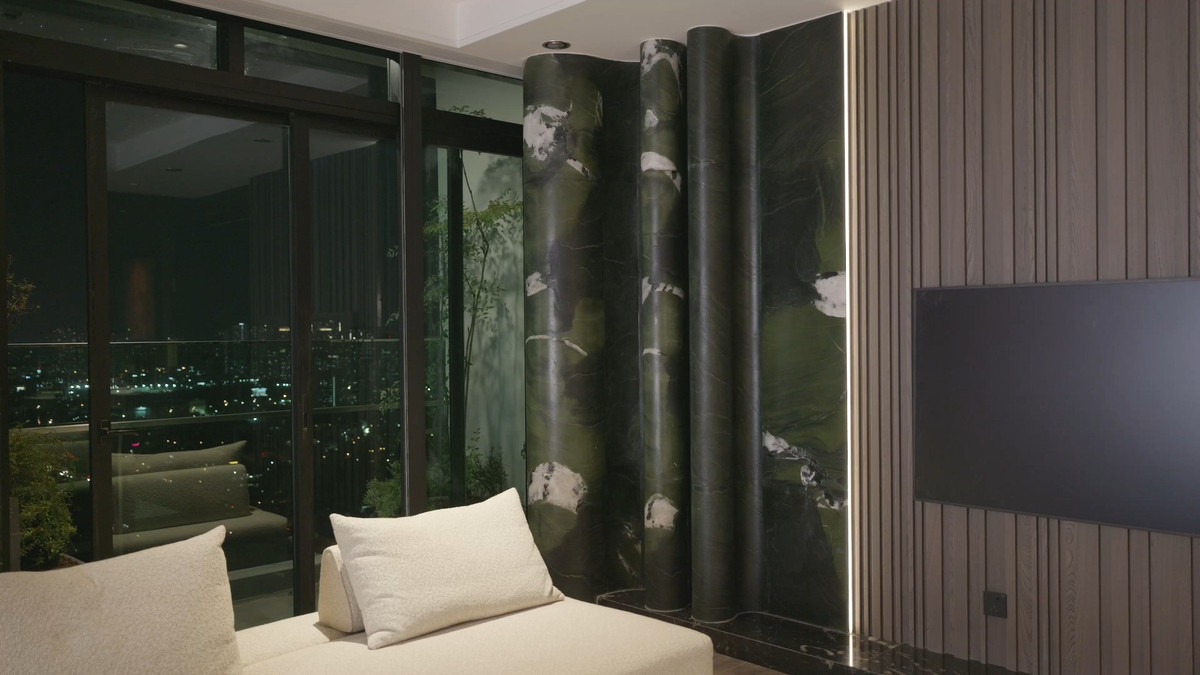 Từ dòng đá Avocado Green của Brazil, thạch anh Patagonia từ Chile cho đến sắc đỏ Rosso cực phẩm từ Ý đều được đưa vào thiết kế một cách tinh tế. Ảnh chụp màn hình