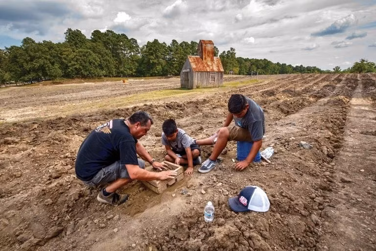 Từ năm 1972, công viên trở thành điểm đến quen thuộc của giới săn đá quý. Du khách từ khắp nơi đổ về đây với hy vọng tìm được một viên đá quý giá trị. Ảnh: Atlanta Magazine