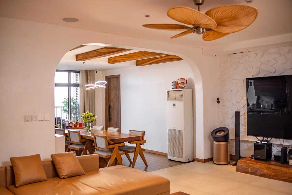 Theo chia sẻ của gia chủ, căn hộ đập thông hai căn chung cư với gam màu chủ đạo là trắng và nâu. Ảnh: Tổ quốc