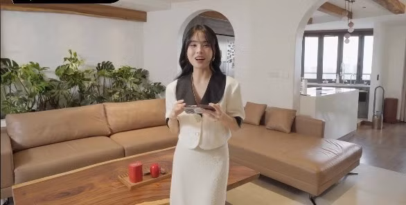 Phòng bếp, phòng khách và phòng chơi thông nhau, không có cửa ngăn giữa. Thay vào đó là thiết kế mái vòm, giật cấp để tạo điểm nhấn. Ảnh chụp màn hình