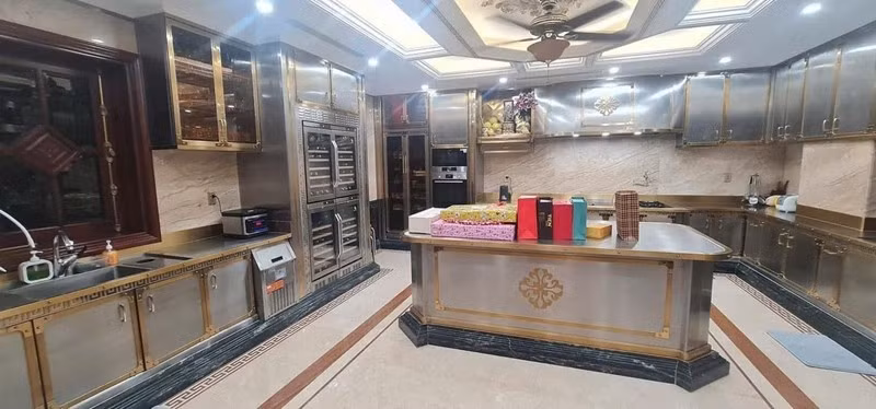 Khu bếp ấm cúng với tông vàng, nâu chủ đạo. Ảnh: FBNV