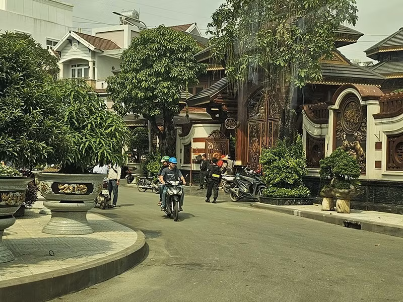 Toàn bộ cổng chính được chạm trổ tinh xảo bằng đồng và gỗ, khắc nhiều họa tiết... tạo cảm giác bề thế và sang trọng. Ảnh: Linh An/Vietnamnet