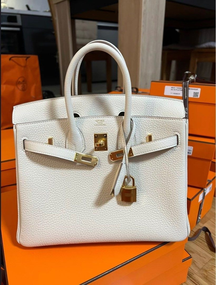 Phiên bản kích thước tầm trung như Birkin 30 hoặc 35 Craie giá dao động từ khoảng 14.000 USD đến 26.000 USD tùy chất liệu và kích thước, tương đương khoảng 370 - 680 triệu đồng. Ảnh minh họa