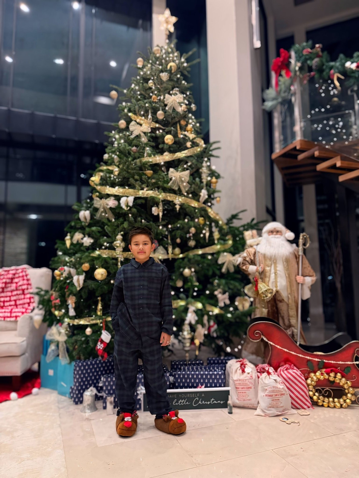 Cây thông Noel được đặt ở sảnh chính. Phía dưới gốc cây trang trí bằng túi quà nhỏ xinh, xe tuần lộc. Ảnh: Thuy Tien Mfas