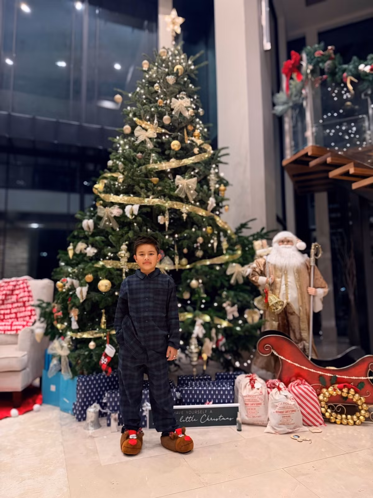 Cây thông Noel được đặt ở sảnh chính. Phía dưới gốc cây trang trí bằng túi quà nhỏ xinh, xe tuần lộc. Ảnh: Thuy Tien Mfas