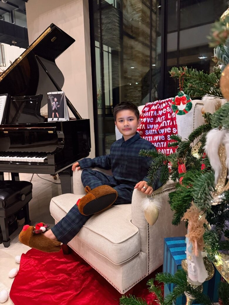 Góc bên kia, Thủy Tiên đặt chiếc ghế sofa đơn màu kem, nổi bật trên chiếc thảm đỏ đậm không khí Giáng sinh. Ảnh: Thuy Tien Mfas