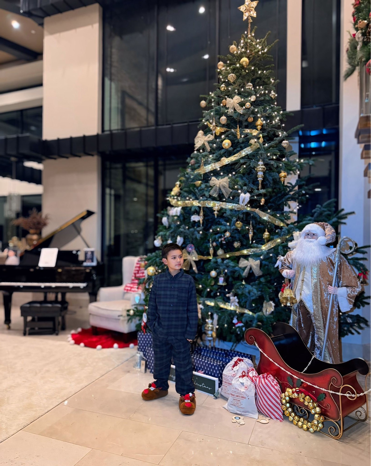 Mới đây, Thủy Tiên chia sẻ loạt ảnh trang trí căn biệt thự rực rỡ đón Giáng sinh. Ảnh: Thuy Tien Mfas